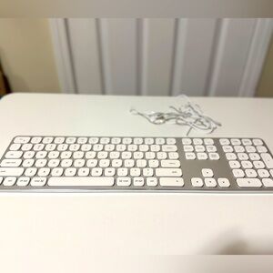 Satechi - Aluminum Wired USB Keyboard with Numeric Keypad